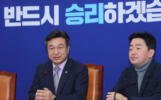 윤호중 민주당 사무총장(왼쪽)과 강훈식 수석대변인이 15일 국회에서 기자간담회를 열고 민주당의 비례연합정당 참여에 관해 설명하고 있다. 연합뉴스